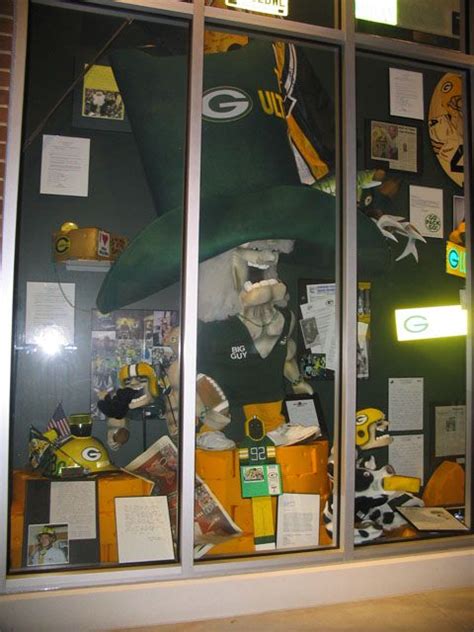 Little Big Guy In The Green Bay Packer Hall Of Fame Big Guy Green