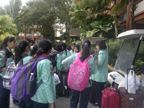 • tiga blok atau petak jingga lambang malaysia ➢ lambang malaysia menunjukkan bintang pecah 14 menandakan 13 buah negeri yang terkandung dalam persekutuan. PERSATUAN PANDU PUTERI MALAYSIA DAERAH JASIN: KARNIVAL ...