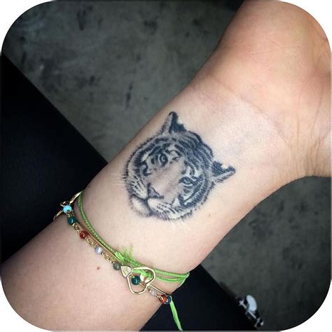 Arriba 102 Foto Tatuajes De Tigres En La Pierna Para Mujeres Mirada Tensa