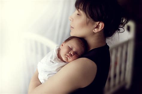 Harus Hati Hati Begini Cara Menggendong Bayi Yang Baru Lahir Bukareview
