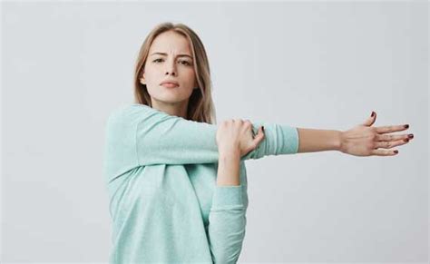 Fem.com zeigt ihnen zwölf einfache rückenübungen, die bei schmerzen im rücken ganz schnell helfen. Ratgeber rund um ergonomisches Sitzen und Arbeitsplatz