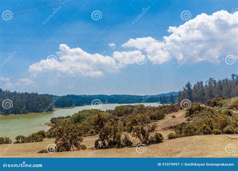 Vista Amplia Del Lago Esmeralda Con El Cielo Hermoso Trenza En El