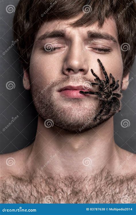 Porträt Eines Jungen Gutaussehenden Mannes Mit Spinne Auf Seinem Gesicht Stockfoto Bild Von