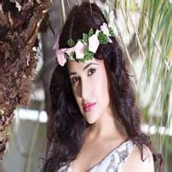 She worked in om shanti om and was also seen in big boss 9. Yuvika Chaudhary Family, Biography, Husband, Movies, Age ...