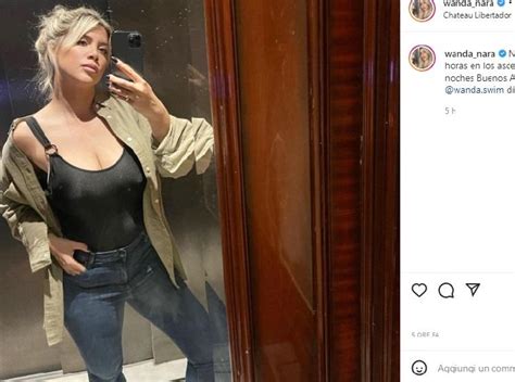 Wanda Nara Selfie Allo Specchio Esplosivo Ma Il Reggiseno C