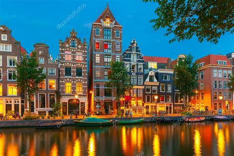 Nacht Uitzicht Op De Stad Van Amsterdamse Gracht Met Nederlandse Huizen