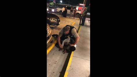 Us Police Officer Filmed Choking Black Man Outside Waffle House Us