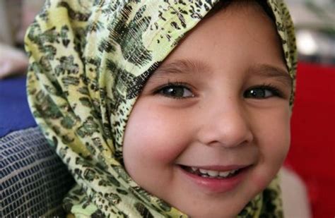 10 Foto Lucu Dan Imut Anak Kecil Saat Memakai Jilbab