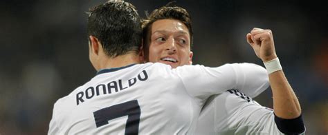 Ozil Apporte Son Soutien à Cristiano Ronaldo