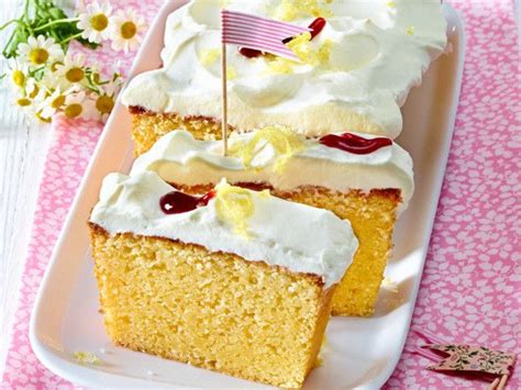 Maybe you would like to learn more about one of these? Zitronenkuchen mit Crème-fraîche-Haube Rezept | LECKER ...