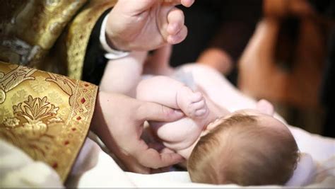 Un Popa A Ranit GRAV Un Copil In Timpul Botezului Stirea Zilei