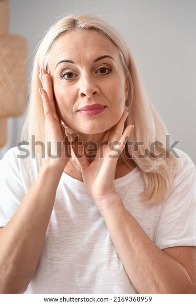 Morgens Einer Reifen Frau Die Zu Stockfoto 2169368959 Shutterstock