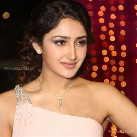 Sayesha Saigal Hot Hd Photos Wallpapers For Mobile P