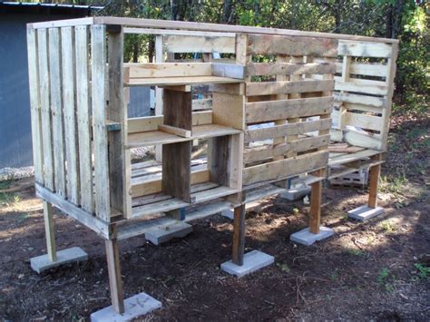 Bbq surround pallet table • 1001 pallets. DIY Pallet Chicken Coop | The Owner-Builder Network