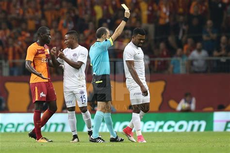 Kasımpaşa maçında, takımın başında yardımcı antrenör levent şahin yer aldı. Galatasaray Kasımpaşa'yı 2-0 yendi - Anadolu Ajansı