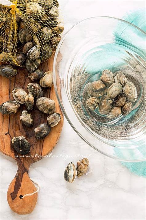 Tuttavia, uno dei problemi più grandi è la fase della pulizia e dello spurgo della sabbia. Come pulire le vongole - Consigli pratici e veloci