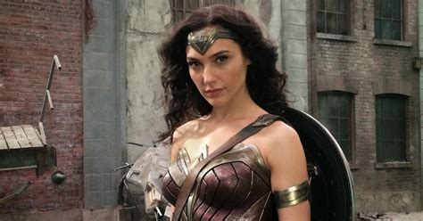 Gal Gadot Teases Wonder Woman On Twitter Geekosity