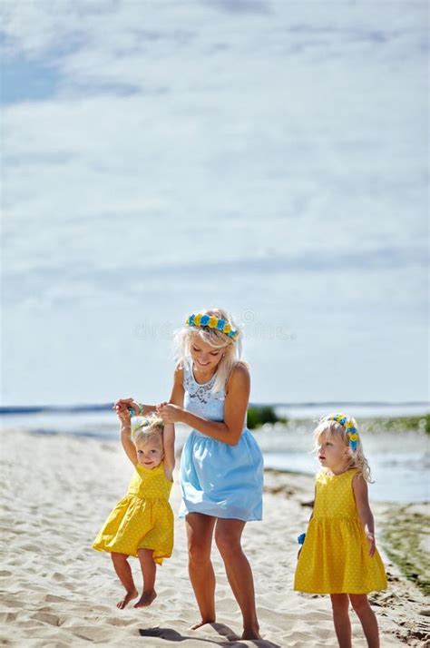 Familias Felices Relajantes Frente Al Mar Foto De Archivo Imagen De