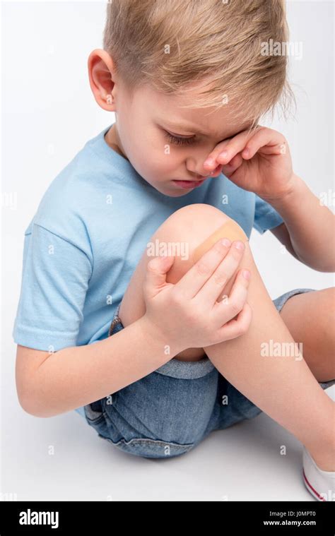 Crying Boy Injury Hi Res Stock Photography And Images Alamy