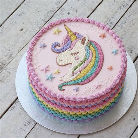 I'm such a fangirl for all things unicorn. Unicorn buttercream cake | Unicorn birthday cake, Unicorn cupcakes, Cake