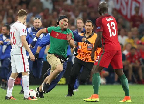 Danilo, william carvalho, bruno fernandes. Europei 2016, Polonia-Portogallo: invasione di campo durante il match giocato a Marsiglia ...