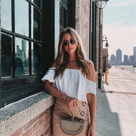 new york streetstyle sommer outfit inspiration shorts sandalen bluse summer