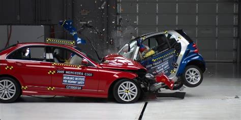 G1 Carros NOTÍCIAS Carros compactos vão mal em crash tests