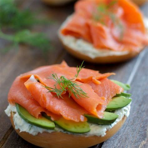 My husband prepares homemade smoked salmon and i love making sandwiches with it. Bagel sandwich with smoked salmon - Quick and elegant ...