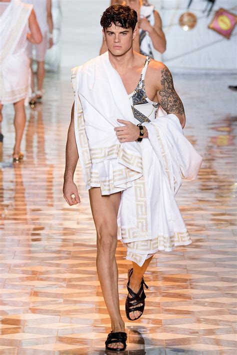 Défilé Versace Menswear PrintempsÉté 2015 Roman Fashion Greek
