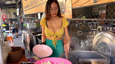 Big Portion The Most Famous Chicken Noodle In Bangkok Served By Beautiful Thai Lady Youtube