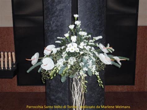 Fiori dell'orchidea e pianta, fondo floreale. Composizione floreale nella Chiesa del Santo Volto per il ...