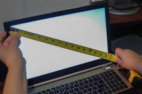 Measuring the diagonal length of a laptop. Find Screen Size