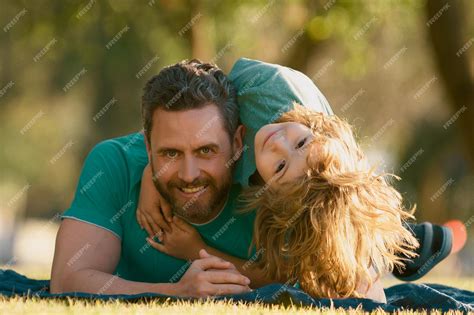 Padre E Hijo Abrazándose Y Abrazándose En La Naturaleza En El Parque