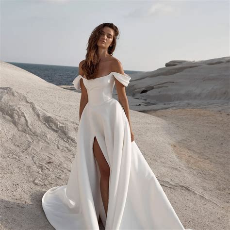 22 Elegant Wedding Dresses For A Timeless Bridal Look