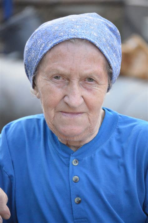 Images Gratuites La Personne Femme Bleu Métier Grand Mère Personne âgée Aîné évêque