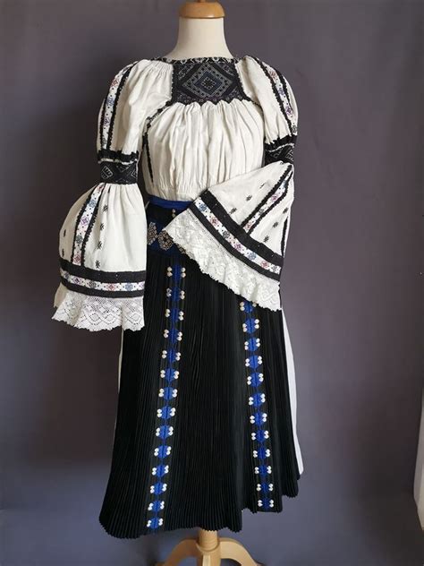 Calata Cluj Region Traditional Clothing Worn By Romanians Kalotaszeg Traditional Outfits