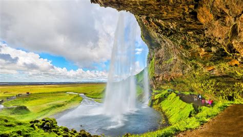 What To See In Iceland Waterfalls Geysers Blue Lagoon And Hot Dogs