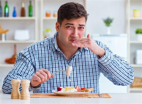 Hombre Comiendo Comida De Mal Gusto En Casa Para El Almuerzo Imagen De