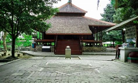 Komplek makam sunan drajat secara geografis terletak di desa drajat, kecamatan paciran, kabupaten lamongan, jawa timur. Tiket Sunan Drajat - : Makam sunan drajat salah satu ...