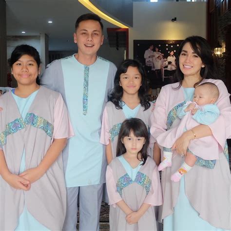 Lebaran merupakan hari bahagia yang namun saat ini baju lebaran keluarga yang banyak diminati adalah model baju muslim, sebab model baju ini memang dapat memberikan kesan yang. 40+ Baju Seragam Lebaran Keluarga Artis, Inspirasi Terbaru!