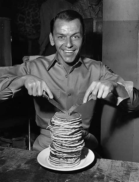 Frank Sinatra comiendo tortitas durante el rodaje de De Aquí a la Eternidad Golden Age Of