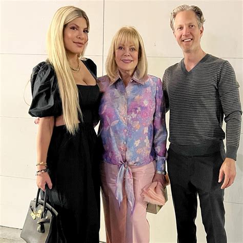 Trending Global Media 樂 Tori Spelling shares rare photo with her brother mom Candy