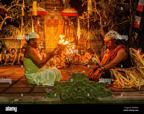 Bali Indonesia October 2015 Dancers Praying In Between Traditional