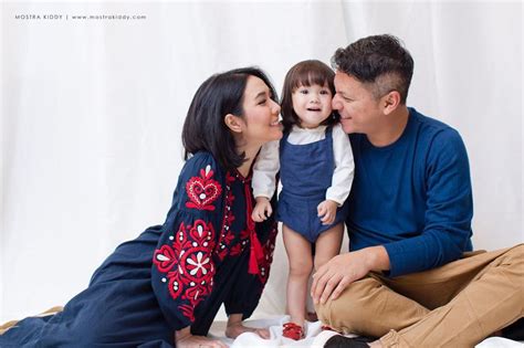 Share kali ini tentang foto keluarga indoor / studio dikarenakan saya belum memiliki studio sendiri sehingga bagi klien yang ingin menggunakan jasa kami untuk foto studio maka kami menawarkan. Kompaknya Foto Keluarga Ala 15 Artis Ini Bisa Jadi Inspirasi