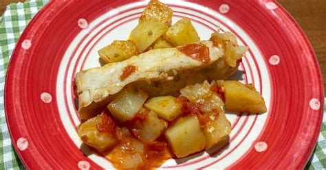 Di ogni filetto fare un rotolino e fermarlo con stecchino, spargere con un pizzico di sale e cuocere a fuoco moderato per 15 minuti. Filetti di nasello in padella con patate e pomodorini