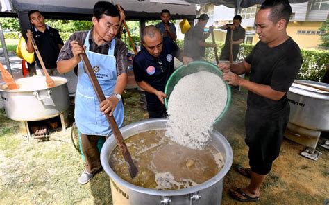 Bubur lambuk agong kampung baru terus dapat perhatian. Bubur Lambuk Perisa Tomyam Popular Di Johor