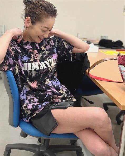 西山茉希さんのインスタグラム写真 西山茉希instagram「春tシャツ。 Mishukukichi Jimmyzjp 楽屋までの往復だけだからしてみたヒールコーデ🦦 🖤💜🖤