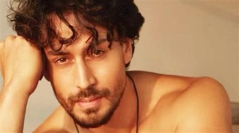 Watch Tiger Shroff Flaunts His Toned Body In The Gym