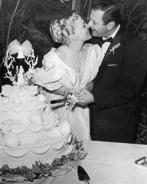 16 Vintage Celebrity Wedding Cakes You Ve Probably Never Seen Celebrity Weddings Wedding