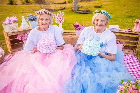 Les Photos Mignonnes De Sœurs Jumelles Centenaires